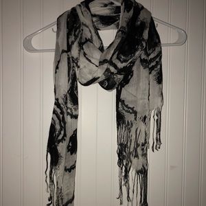 Black and White Floral Scarf 🧣
